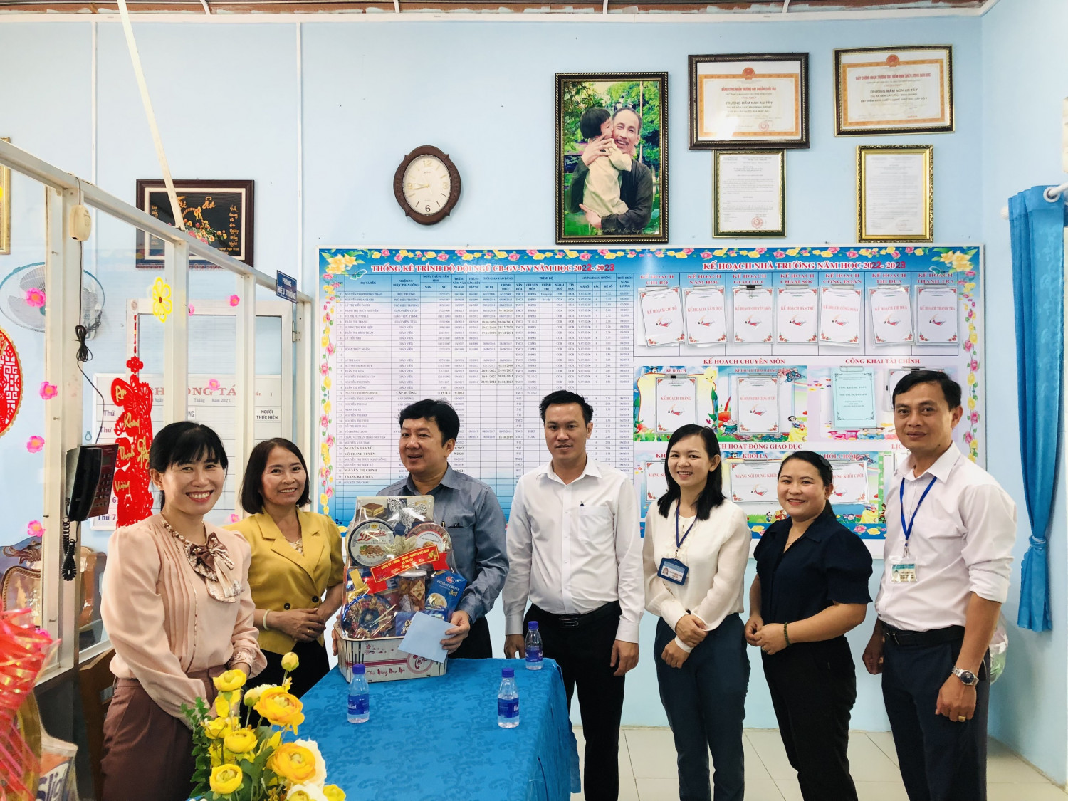 Lãnh đạo xã An Tây đến thăm, chúc tết, tặng quà nhân dịp Tết Nguyên đán Giáp Thìn 2024