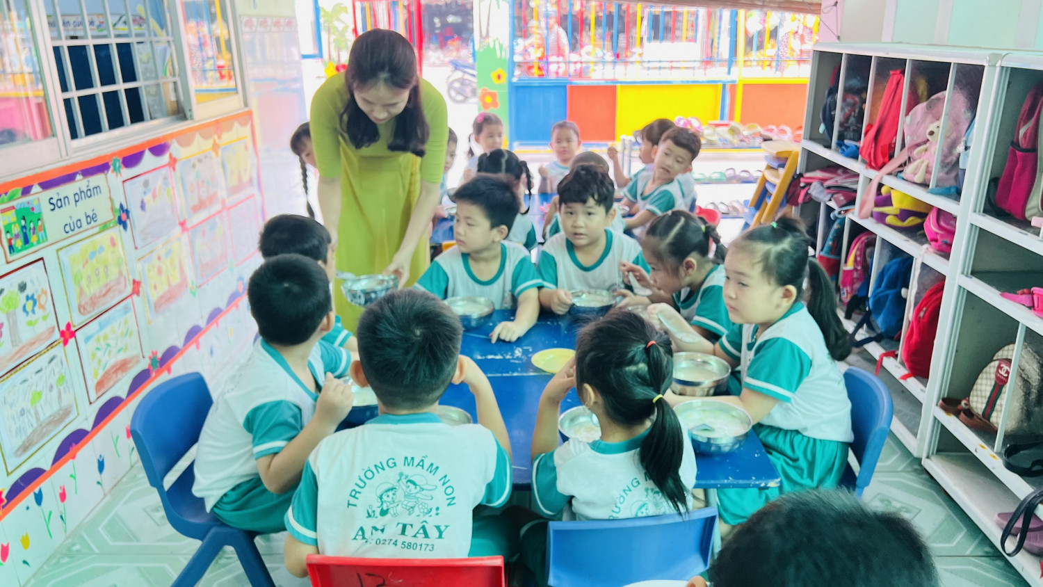 cô và bé lớp lá 1