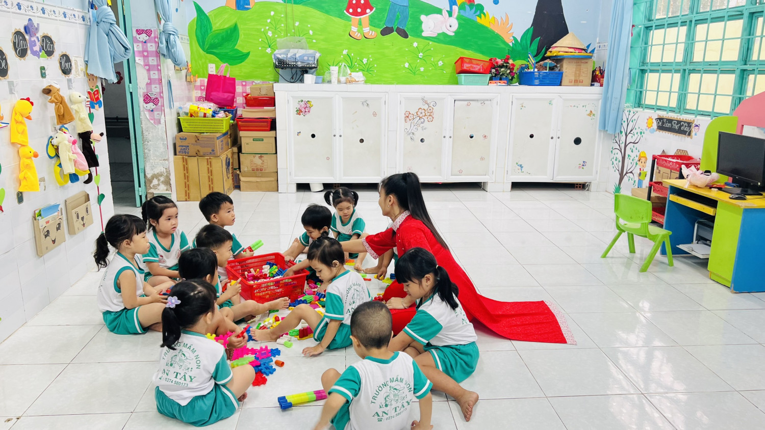 cô và bé lớp Mầm