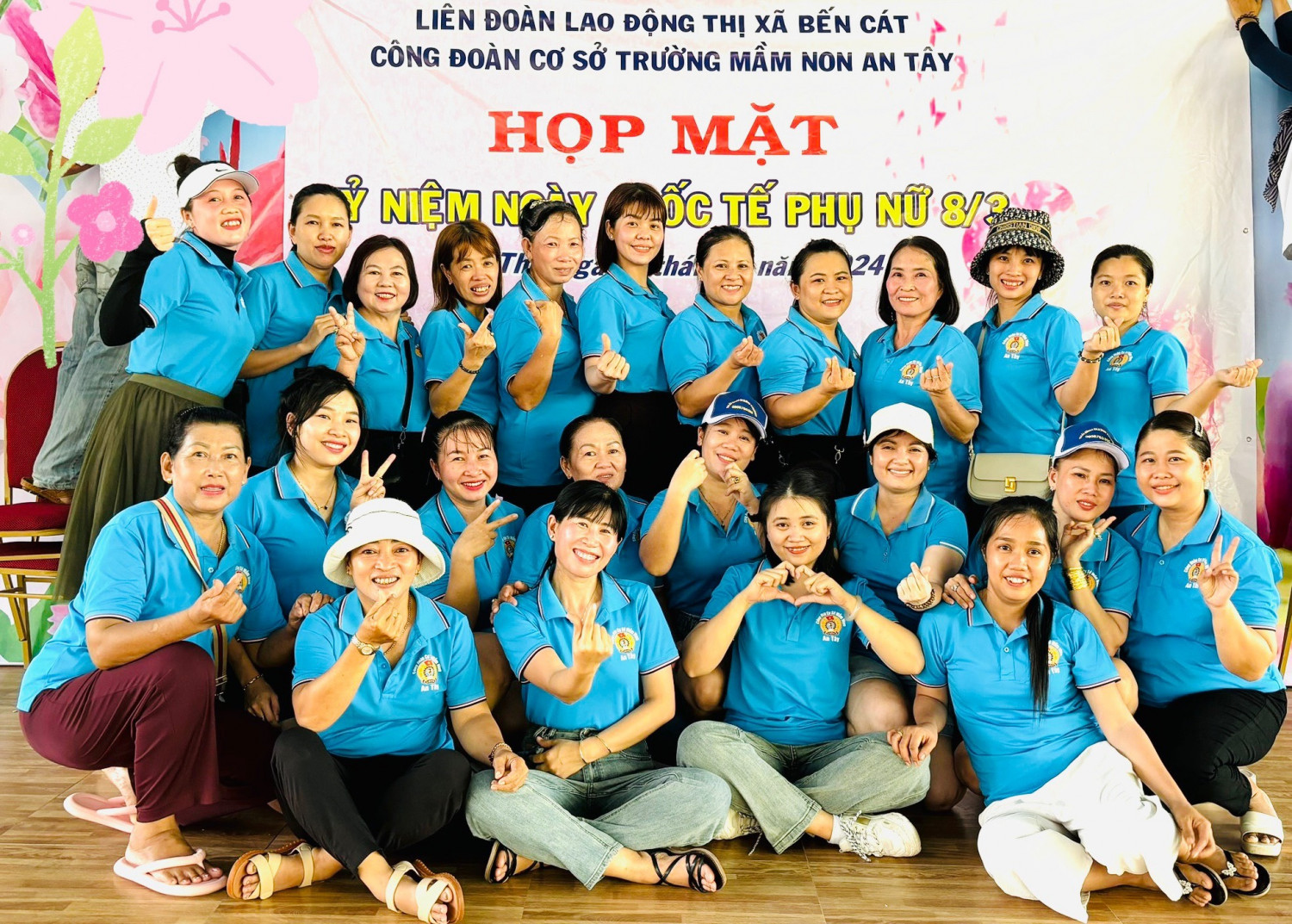 Công đoàn viên trường MN An Tây chụp ảnh lưu niệm họp mặt kỷ niệm tại khu du lịch Mỹ Khánh- Cần Thơ