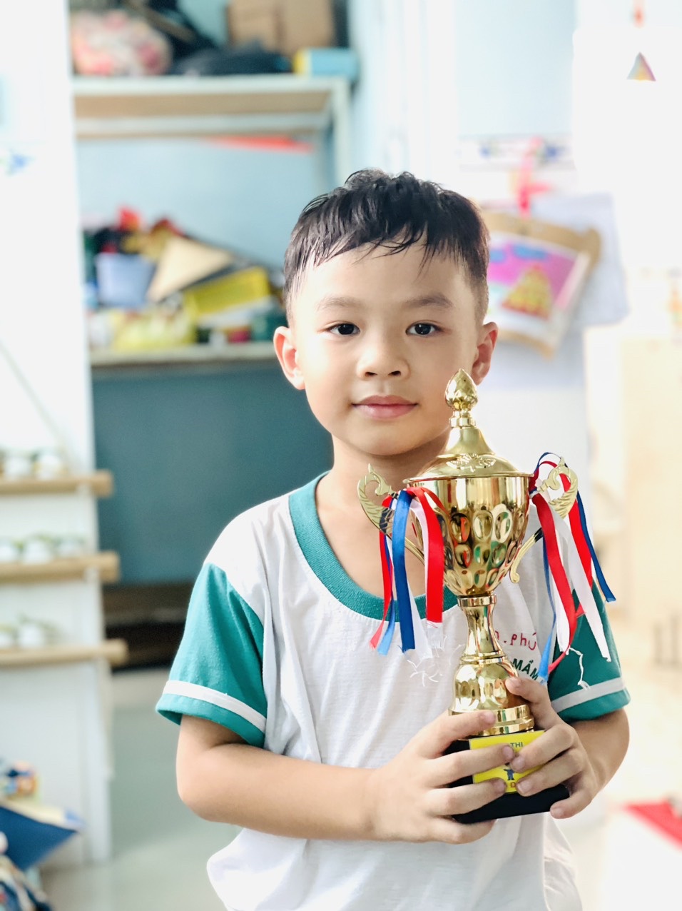 bé Duy Phúc nhận cúp vô địch