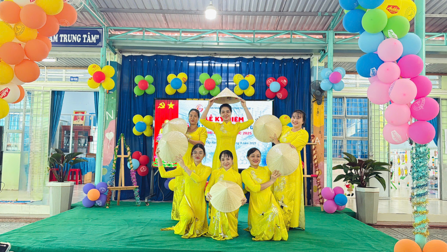 Biểu diễn của các cô Trường MN An Tây