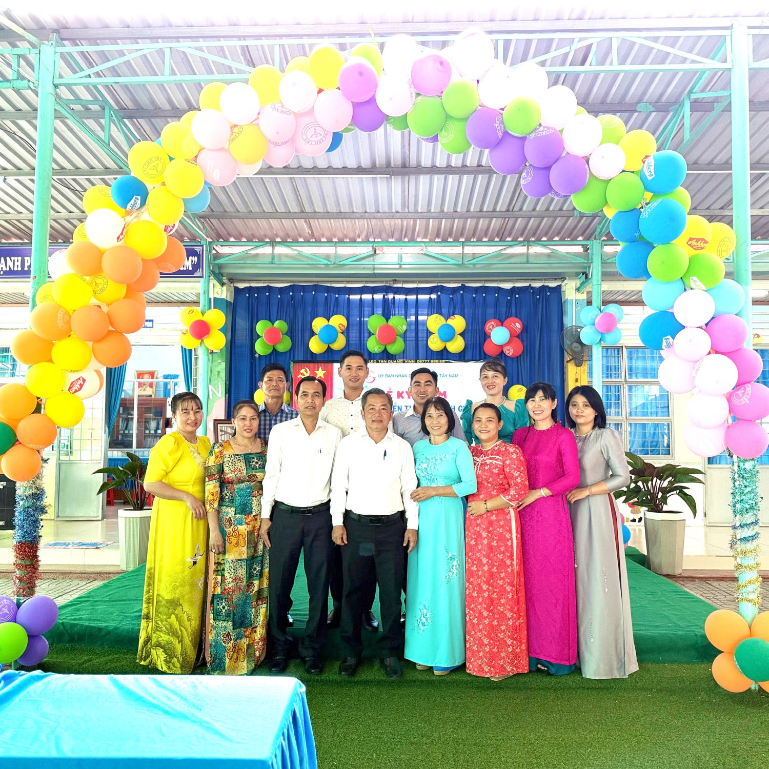 Chụp ảnh lưu niệm cùng khách mời 