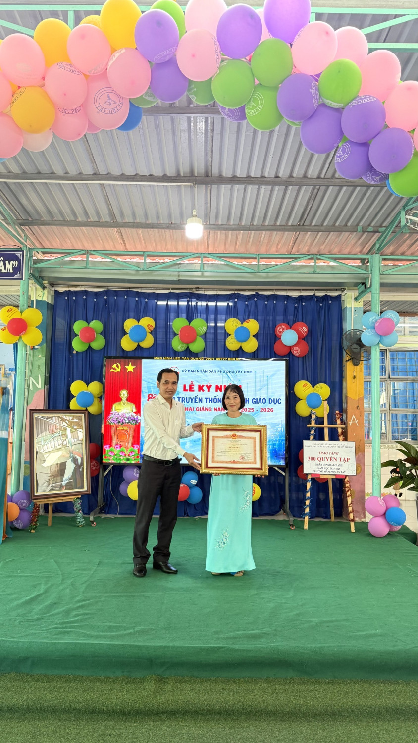 Bà Nguyễn Thị Phương Thảo-Hiệu trưởng nhà trường, nhận bằng khen của Thủ Tướng Chính Phủ