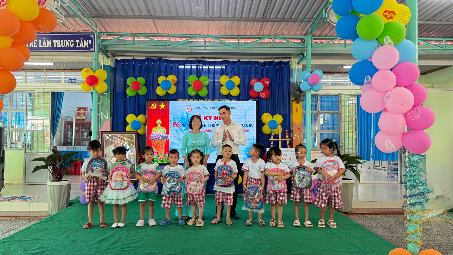 Nhận quà của Ông Đỗ Nguyễn Anh Khoa cho học sinh khó khăn