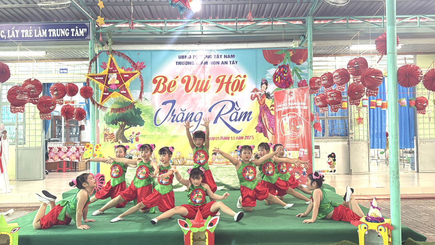 Các bé vui múa hát trung thu