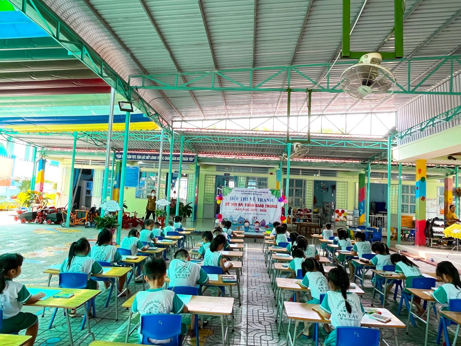 Hội thi vẽ tranh “Bé với nn oàn giao thông”
